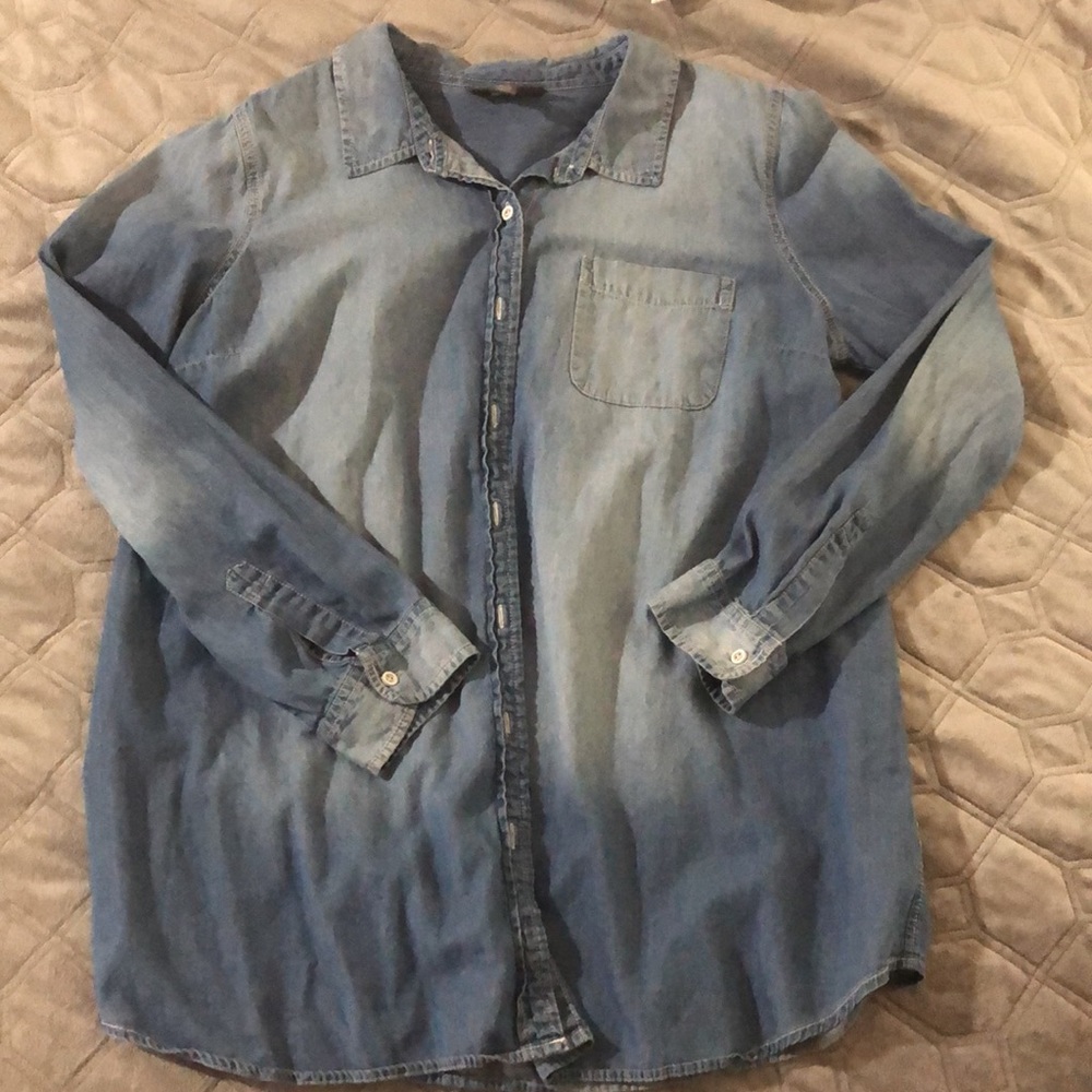 A PEA IN THE POD CHAMBRAY BUTTON SHIRT SIZE L